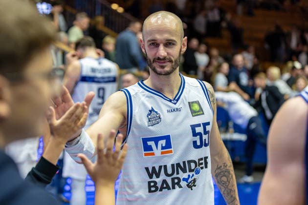 Simon Krajcovic of the HAKRO Merlins Crailsheim, No. 55, celebrates by high-fiving fans after the game, GER, HAKRO Merlins Crailsheim vs. Tigers Tübingen, Basketball, 2nd Basketball Bundesliga, Pro A, Matchday 02, 2026–2027 season, October 2, 2026, GER, HAKRO Merlins Crailsheim vs. Tigers Tübingen, Basketball, 2nd Basketball Bundesliga, Pro A, Matchday 2, 2026–2027 season, October 2, 2026, Ilshofen Copyright: xEibner-Pressefoto JanixPlessx EP_JPL