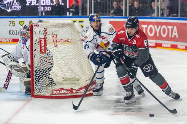Face-off between Lucas Thaler of EHC Red Bull Munich, 48, and Markus Ljungh of the Cologne Sharks, 61. Mathias Niederberger (RHC Red Bull Munich, 35) is in the mix. Kölner Haie vs. EHC Red Bull Munich, ice hockey, Penny DEL, Matchday 5, 2026–2027 season, October 2, 2026, Cologne Sharks vs. EHC Red Bull Munich, ice hockey, Penny DEL, Matchday 5, 2026–2027 season, October 2, 2026, Cologne Copyright: xEibner-Pressefoto ThomasxHaeslerx EP_THR