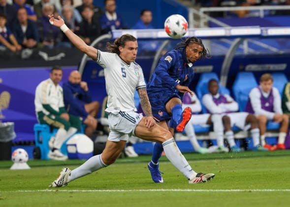October 2, 2026, Parigi, France: RICCARDO CALAFIORI of Italy and MICHAEL OLISE of France in action during the 2026 27 UEFA Nations League football match between France and Italy at the Stade de France in Paris. Soccer 2026: France v Italy: Nations League  - ZUMAs236 20261002_aap_s236_082 Copyright: xFabioxSassox