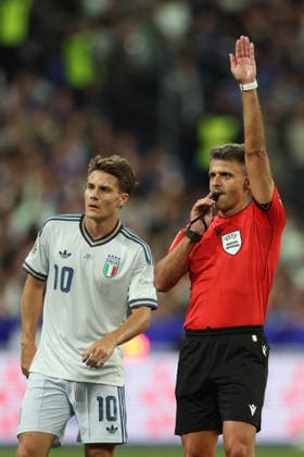 SAINT-DENIS, OCTOBER 02: Nicolo Fagioli of Italy national team, Nationalteam and referee Jesus Gil Manzano reacts during the UEFA Nations League 2026-27 League A Group Stage match between France and Italy at Stade de France on October 2, 2026 in Saint-Denis, France. France National Team v Italy Natioinal team - football match Copyright: xx