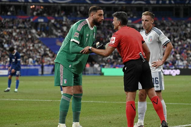 IPA89232441 - Gianluigi Donnarumma (Italy) talks with Jesús Gil Manzano (official match referee) during the France vs. Italy UEFA Nations League soccer match in Paris, France, on October 2, 2026  Copyright: xPasqualexGolia IPAxSportx xx IPA89232441