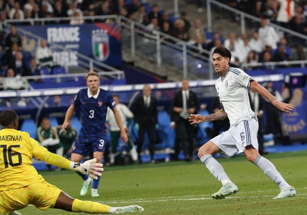 October 2, 2026, Parigi, Parigi, Francia: Goal the Alessandro bastoni of Italy during the 2026 27 UEFA Nations League football match between France and Italy on October 2, 2026, at the Stade de France in Paris. 2026 27 UEFA Nations League Football Match Between France And Italy  - ZUMAs236 20261002_aap_s236_131 Copyright: xFabioxSassox