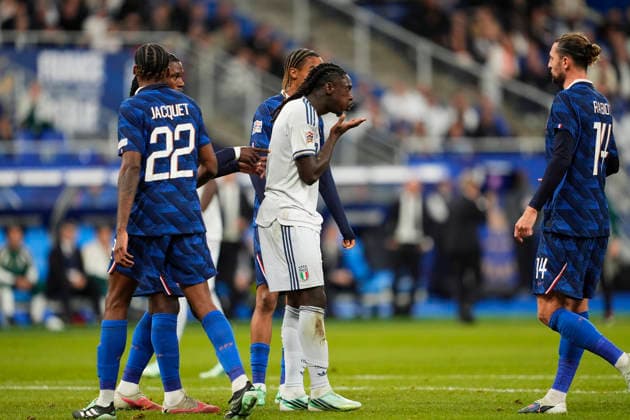 Italy s Moise Kean blows a kiss to the sent-off player. during the UEFA Nations League soccer match between France and Italy at the Stade de France in Saint-Denis, Paris, France - October 2, 2026. - Soccer  Copyright: xFabioxFerrari LaPressex