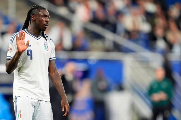 Italy s Moise Kean waves goodbye to the sent-off player during the UEFA Nations League soccer match between France and Italy at the Stade de France in Saint-Denis, Paris, France - October 2, 2026. - Soccer  Copyright: xFabioxFerrari LaPressex