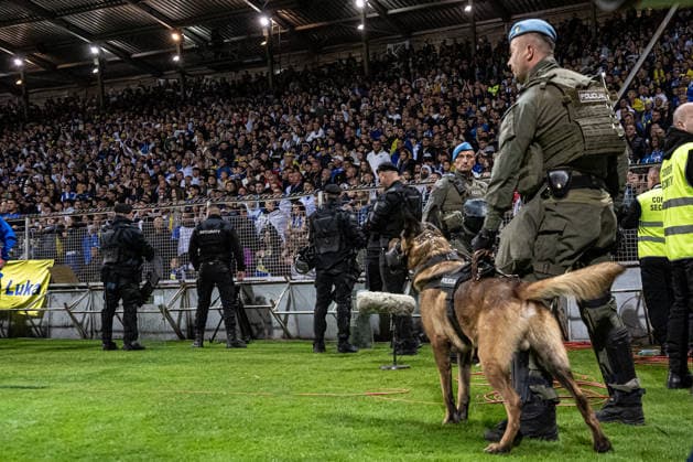 261002 Security guards during the Nations League soccer match between Bosnia and Herzegovina and Sweden on October 2, 2026 in Zenica Photo Ludvig Thunman BILDBYRAN code LT LT0823 soccer football fotball Nations League UEFA Nations League Bosnia and Herzegovina Sweden Sweden A BBENG  Copyright: LUDVIGxTHUNMAN BB261002LT194