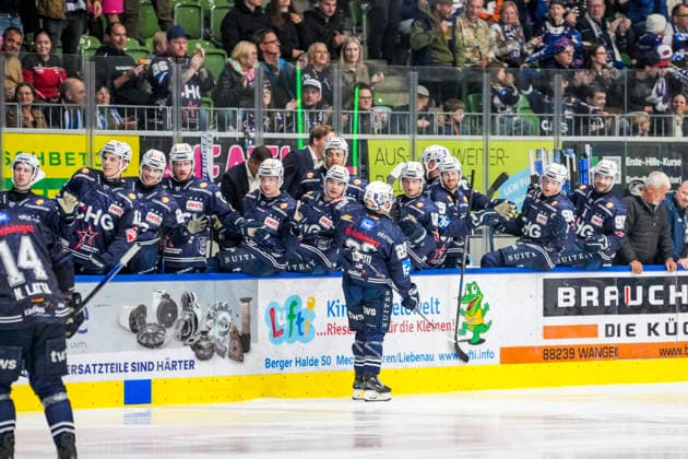 Odeen Peter Tufto of the Ravensburg Towerstars, age 26, high-fiving teammates on the bench after scoring the goal that made it 3–2, GER, Ravensburg Towerstars vs. EC Bad Nauheim, ice hockey, DEL2 regular season, Matchday 5, 2026–2027 season, October 2, 2026, GER, Ravensburg Towerstars vs. EC Bad Nauheim, ice hockey, DEL2 regular season, Matchday 5, 2026–2027 season, October 2, 2026, Ravensburg Copyright: xEibner-Pressefoto MaximilianxRistx EP_MRT