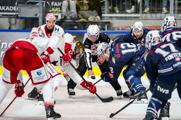 Faceoff between Julian Kornelli of EC Bad Nauheim (10) and Matthew Struthers of the Ravensburg Towerstars (12), GER, Ravensburg Towerstars vs. EC Bad Nauheim, ice hockey, DEL2 regular season, Matchday 5, 2026–2027 season, October 2, 2026, GER, Ravensburg Towerstars vs. EC Bad Nauheim, Ice Hockey, DEL2 Regular Season, Matchday 5, 2026–2027 Season, October 2, 2026, Ravensburg Copyright: xEibner-Pressefoto MaximilianxRistx EP_MRT