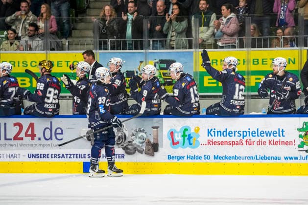 Nikita Kessler of the Ravensburg Towerstars, age 33, high-fiving teammates on the bench after scoring the goal to make it 4–2, GER, Ravensburg Towerstars vs. EC Bad Nauheim, ice hockey, DEL2 regular season, Matchday 5, 2026–2027 season, October 2, 2026, GER, Ravensburg Towerstars vs. EC Bad Nauheim, ice hockey, DEL2 regular season, Matchday 5, 2026–2027 season, October 2, 2026, Ravensburg Copyright: xEibner-Pressefoto MaximilianxRistx EP_MRT