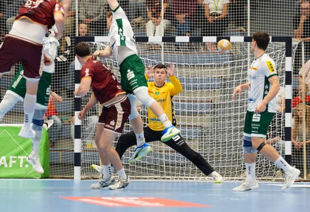A shot by Anadin Suljakovic of SC DHfK Leipzig goes past the goalkeeper (No. 12) into the net. GER, TuSEM Essen vs. SC DHfK Leipzig, 2nd Handball Bundesliga, Matchday 6, 2026–27 Season, Sporthalle am Hallo, Essen, October 2, 2026 TuSEM Essen vs. SC DHfK Leipzig, 2nd Handball Bundesliga, Matchday 6, 2026–27 season, October 2, 2026 Essen Copyright: xEibner-Pressefoto ScottxColemanx EP_SCN