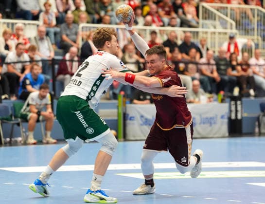 Tim Hertzfeld (SC DHfK Leipzig, 72) in a one-on-one duel with Max Neuhaus (TuSEM Essen, 37), Germany; TuSEM Essen vs. SC DHfK Leipzig, 2nd Handball Bundesliga, Matchday 6, 2026–27 season, Sporthalle am Hallo, Essen, October 2, 2026 TuSEM Essen vs. SC DHfK Leipzig, 2nd Handball Bundesliga, Matchday 6, 2026–27 season, October 2, 2026 Essen Copyright: xEibner-Pressefoto ScottxColemanx EP_SCN