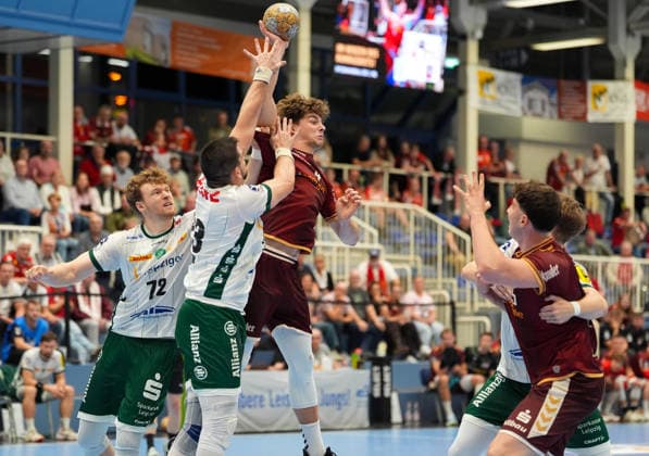 Felix Goettler of TuSEM Essen, No. 4, passes the ball. TuSEM Essen vs. SC DHfK Leipzig, 2nd Handball Bundesliga, Matchday 6, 2026–27 season, Sporthalle am Hallo, Essen, October 2, 2026 TuSEM Essen vs. SC DHfK Leipzig, 2nd Handball Bundesliga, Matchday 6, 2026–27 season, October 2, 2026 Essen Copyright: xEibner-Pressefoto ScottxColemanx EP_SCN