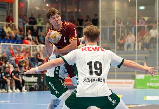 Felix Goettler of TuSEM Essen, No. 4, passes the ball. TuSEM Essen vs. SC DHfK Leipzig, 2nd Handball Bundesliga, Matchday 6, 2026–27 season, Sporthalle am Hallo, Essen, October 2, 2026 TuSEM Essen vs. SC DHfK Leipzig, 2nd Handball Bundesliga, Matchday 6, 2026–27 season, October 2, 2026 Essen Copyright: xEibner-Pressefoto ScottxColemanx EP_SCN