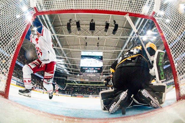 October 2, 2026, Porza, Corner Arena, NL: HC Lugano vs. SC Rapperswil-Jona Lakers; 34, goalkeeper Niklas Schlegel (Lugano) is unable to make a save, while 47, Jan Hornecker (Lakers), celebrates at the Corner Arena in Porza, Ticino, Switzerland Copyright: xJustPictures.ch JarixPestelaccix jp-en-JaPe-_DSC3194