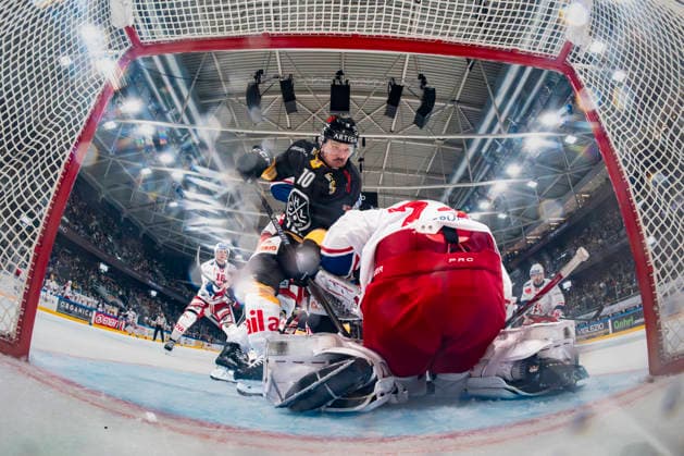 October 2, 2026, Porza, Corner Arena, NL HC Lugano vs. SC Rapperswil-Jona Lakers: 10 Alessio Bertaggia (Lugano) vs. 74 goalkeeper Ivars Punnenovs (Lakers), Porza, Corner Arena, Ticino, Switzerland Copyright: xJustPictures.ch JarixPestelaccix jp-en-JaPe-_DSC3348