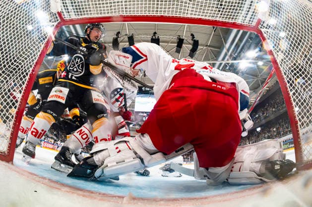 October 2, 2026, Porza, Corner Arena, NL HC Lugano vs. SC Rapperswil-Jona Lakers 74, goalkeeper Ivars Punnenovs (Lakers) in action against Alessio Bertaggia (Lugano), Porza, Corner Arena, Ticino, Switzerland Copyright: xJustPictures.ch JarixPestelaccix jp-en-JaPe-_DSC3365