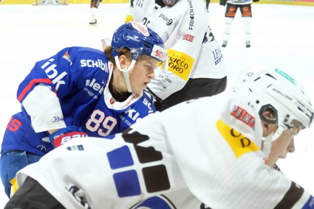 RECORD DATE NOT STATED National League 2026-27 EHC Kloten vs Fribourg-Gotteron - kloten forward Kimi Körbler (89) and fribourg forward Jan Dorthe (93) Swiss Arena, Kloten (ZH) Switzerland Copyright: xSergioxBrunettix