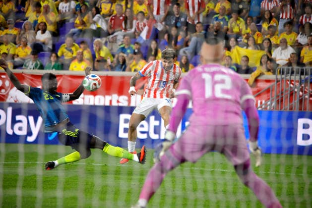 Colombia v Paraguay - International Friendly, Länderspiel, Nationalmannschaft Colombia s No. 23, Davison Sanchez, competes for the ball during the friendly match between Colombia and Paraguay on October 2, 2026, at Illustrator in Harrison, New Jersey. Paraguay defeated Colombia 1-0 on a goal by Hugo Benitez. NEW JERSEY United States  Copyright: xDeccioxSerranox originalFilename:serrano-notitle261002_npF1j.jpg