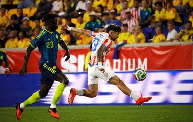 Colombia v Paraguay - International Friendly, Länderspiel, Nationalmannschaft Paraguay s No. 19, Julio Enciso, competes for the ball during the friendly match between Colombia and Paraguay on October 2, 2026, at Illustrator in Harrison, New Jersey. Paraguay defeated Colombia 1-0 on a goal by Hugo Benitez. NEW JERSEY United States  Copyright: xDeccioxSerranox originalFilename:serrano-notitle261002_nppcz.jpg