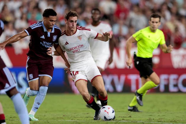 Sevilla FC v Aston Villa - Friendly Match Manu Bueno of Sevilla FC competes for the ball with George Hemmings of Aston Villa during the XV Antonio Puerta Trophy match between Sevilla FC and Aston Villa at Ramon Sanchez Pizjuan in Seville, Spain, on October 2, 2026. Seville Spain  Copyright: xJosexLuisxContrerasx originalFilename:joseluiscontreras-sevillaf261002_npgKt.jpg