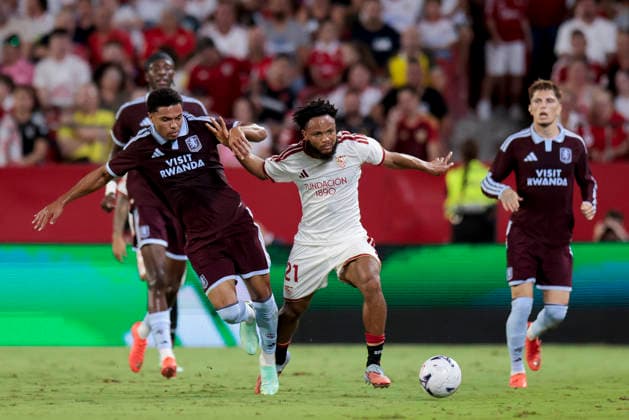 Sevilla FC v Aston Villa - Friendly Match George Hemmings of Aston Villa competes for the ball with Chidera Ejuke of Sevilla FC during the XV Antonio Puerta Trophy match between Sevilla FC and Aston Villa at Ramon Sanchez Pizjuan in Seville, Spain, on October 2, 2026. Seville Spain  Copyright: xJosexLuisxContrerasx originalFilename:joseluiscontreras-sevillaf261002_npz3B.jpg
