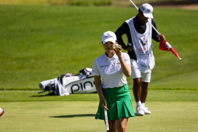 October 2, 2026, Honolulu, Hawaii, USA: INA YOON shows the spectators her ball after sinking her putt in the second round of the 2026 Lotte Championship at Hoakalei Country Club, Ewa Beach, Hawaii, USA. INA was in second place at the beginning of the round. Honolulu USA - ZUMAm310 20261002_zsp_m310_002 Copyright: xElliotxMilesx
