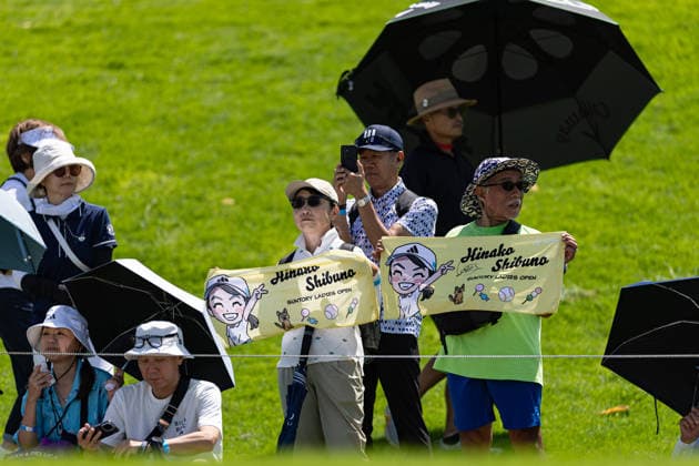 October 2, 2026, Honolulu, Hawaii, USA: Fans line the rope to watch HINAKO SHIBUNO tee off at the 10th tee box during Round 2 of the 2026 Lotte Championship at Hoakalei Country Club, Ewa Beach, Hawaii, USA. Honolulu USA - ZUMAm310 20261002_zsp_m310_025 Copyright: xElliotxMilesx