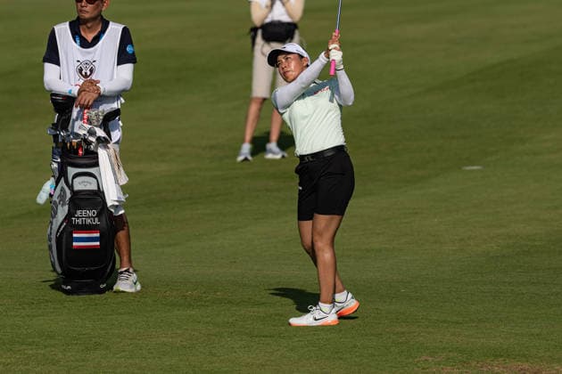 October 2, 2026, Honolulu, Hawaii, USA: JEENO THITIUL makes a chip shot at the 18th green during Round 2 of the 2026 Lotte Championship at Hoakalei Country Club, Ewa Beach, Hawaii, USA. After this hole, she would take over first place on the second day of the tournament. Honolulu USA - ZUMAm310 20261002_zsp_m310_032 Copyright: xElliotxMilesx