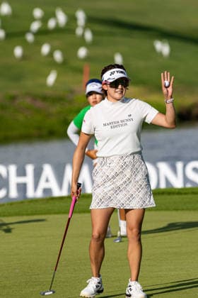 October 2, 2026, Honolulu, Hawaii, USA: CHIZZY IWAI waves to the fans at the end of her day on the second day of the 2026 Lotte Championship at Hoakalei Country Club, Ewa Beach, Hawaii, USA. Honolulu USA - ZUMAm310 20261002_zsp_m310_035 Copyright: xElliotxMilesx