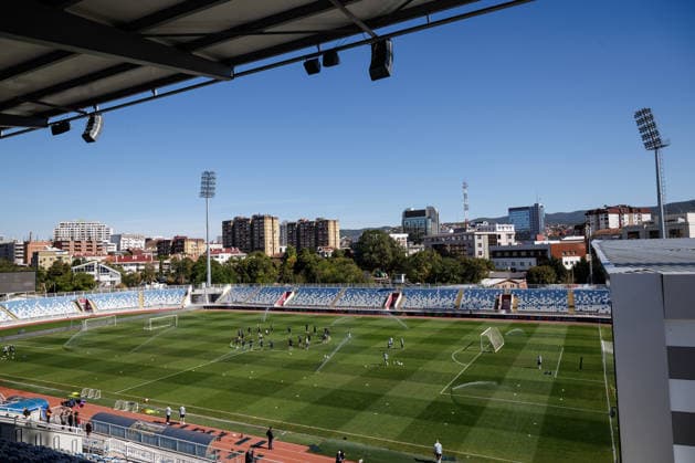 SOCCER - NL, KOS vs AUT PRISTINA,KOSOVO,03.OCT.26 - SOCCER - UEFA Nations League, OEFB international match, Länderspiel, Nationalmannschaft Kosovo vs Austria, preview, training team AUT. Image shows an overview Stadiumi Fadil Vokrri and the team of AUT.  GEPAxpictures xArminxRauthner