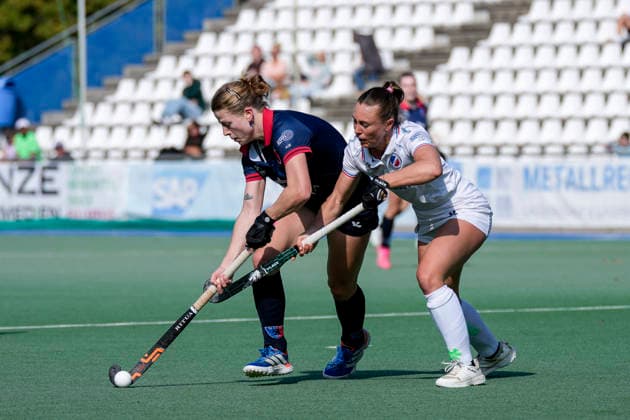 From left: Luzie Franz (BHC), 12, Agustina Habif (MHC), 5, tackle, game scene, duel, tackle, tackling, dynamic, action, October 3, 2026, Mannheim, Germany, hockey, 1st Bundesliga, women’s, Mannheimer HC vs. Berliner HC xozx