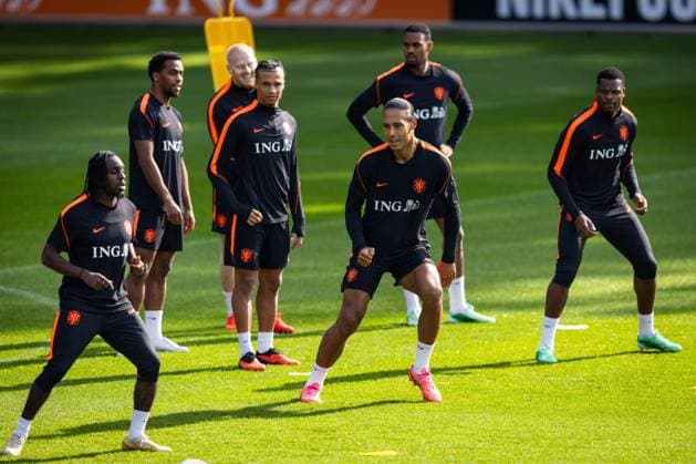 ZEIST - (lr) Jeremie Frimpong, Jurrien Timber, Mexx Meerdink, Nathan AkÃ , Virgil van Dijk, Ryan Gravenberch, Denzel Dumfries during a training session in preparation for the Nations League matches against Serbia. SONNY LENSEN ANP xVIxANPxSportx xxANPxIVx 571373908 originalFilename: 571373908.jpg