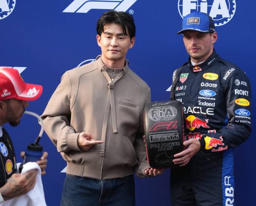 2026 Formula 1 Gulf Air Bahrain Grand Prix, October 3, 2026, Sepang International Circuit, Kuala Lumpur, 2026 Formula 1 Gulf Air Bahrain Grand Prix, Max Verstappen (NLD), Oracle Red Bull Racing receives the Pirelli Trophy for pole position from Malaysian singer Alvin Chong at the Sepang International Circuit in Kuala Lumpur, Malaysia Copyright: xNordphotox xBraticx