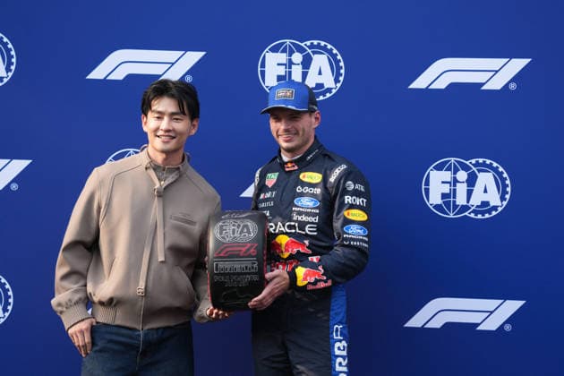 2026 Formula 1 Gulf Air Bahrain Grand Prix, October 3, 2026, Sepang International Circuit, Kuala Lumpur, 2026 Formula 1 Gulf Air Bahrain Grand Prix, Max Verstappen (NLD), Oracle Red Bull Racing receives the Pirelli Trophy for pole position from Malaysian singer Alvin Chong at the Sepang International Circuit in Kuala Lumpur, Malaysia Copyright: xNordphotox xBraticx