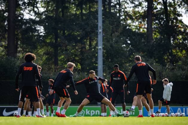 ZEIST - (lr) Kenneth Taylor, Teun Koopmeiners, Denzel Dumfries and Micky van de Ven during a training session in preparation for the Nations League match against Serbia. SONNY LENSEN ANP xVIxANPxSportx xxANPxIVx 571375550 originalFilename: 571375550.jpg