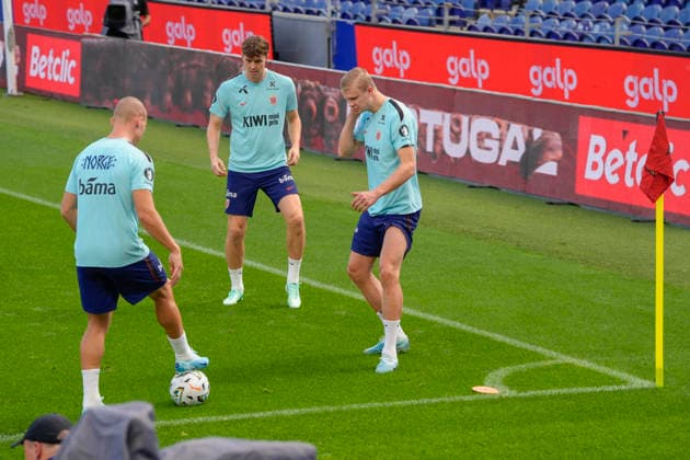Soccer, Nations League Portugal vs. Norway, Nations League Porto, Portugal 20261003 Norway s Leo Skiri Ostigard, Jorgen Strand Larsen, and Erling Braut Haaland during training at Estádio do Dragão on the day of the match against Portugal. Photo: Lise Aserud, NTB, Porto, Portugal. EDITORIAL USE ONLY. RESTRICTED USE FOR BETTING COMPANIES.  Copyright: xLisexAserudxx xNTBx