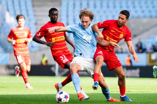 261003 Anton Höög of Malmö FF between Lamine Sadio and Nicklas Rojkjaer of FC Nordsjælland during the friendly match between Malmö FF and FC Nordsjælland on October 3, 2026 in Malmö. Photo by Avdo Bilkanovic, BILDBYRAN COP 115 AB0391. soccer, football, fotball, practice match, friendly match, Malmö FF, FC Nordsjälland, bbeng  Copyright: AVDOxBILKANOVIC BB261003AB025