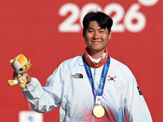 (261003) -- OKAZAKI, Oct. 3, 2026 -- Gold medalist Lee Wooseok of South Korea reacts during the awarding ceremony for the Recurve Men s Individual of Archery at the 20th Asian Games Aichi-Nagoya 2026 in Okazaki of Aichi Prefecture, Japan, Oct. 3, 2026. ) (SP)JAPAN-OKAZAKI-ASIAN GAMES-ARCHERY-RECURVE MEN S INDIVIDUAL-GOLD MEDAL MATCH YuxYang 