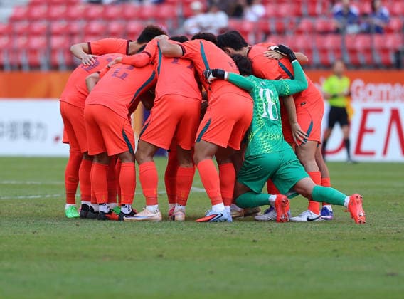 (261003) -- TOYOTA, Oct. 3, 2026 -- Players of China gather together before the men s 3rd place match of football between China and Uzbekistan at 20th Asian Games Aichi-Nagoya 2026 in Toyota of Aichi Prefecture, Japan, Oct. 3, 2026. ) (SP)JAPAN-TOYOTA-ASIAN GAMES-FOOTBALL-MEN S 3RD PLACE MATCH-CHN VS UZB JiaxHaocheng 