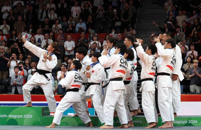 (261003) -- NAGOYA, Oct. 3, 2026 -- Bronze medalists Team China take a selfie after the awarding ceremony for the mixed team of judo at the 20th Asian Games Aichi-Nagoya 2026 in Nagoya, Japan, Oct. 3, 2026. ) (SP)JAPAN-NAGOYA-ASIAN GAMES-JUDO-MIXED TEAM YaoxQilin 