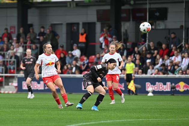 Soccer I Women s I 2026–2027 Season I Bundesliga I Matchday 6 I RB Leipzig 1 FSV Mainz 05 I October 3, 2026 Shots on goal: Jasmien Mathys 12, Rasenballsport Leipzig, Akari Kurishima 6, 1 FSV Mainz 05 ducks away at the RB Leipzig Training Center, Cottaweg 7, Saxony, Germany Copyright: xLobeca InesxHähnelx