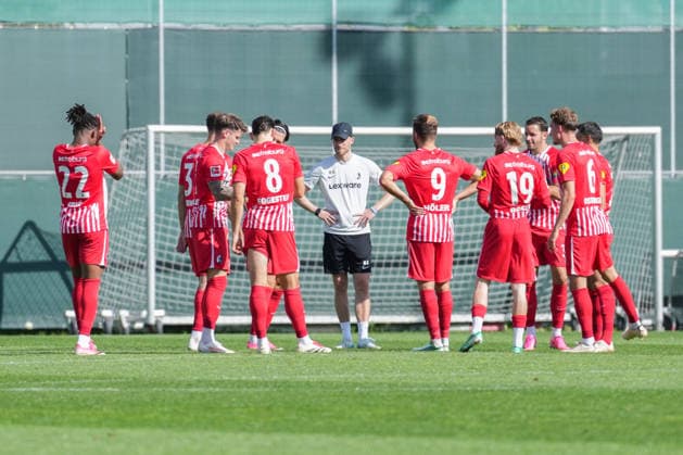 Friendly Match: SC Freiburg vs. FC Luzern, October 3, 2026 The SC Freiburg team before the start of the second half Friendly Match: SC Freiburg vs. FC Luzern, Europa-Park Stadium, October 3, 2026 DFB and DFL regulations prohibit any use of photographs as image sequences and or quasi-video. Copyright: xBEAUTIFULxSPORTS Boscox
