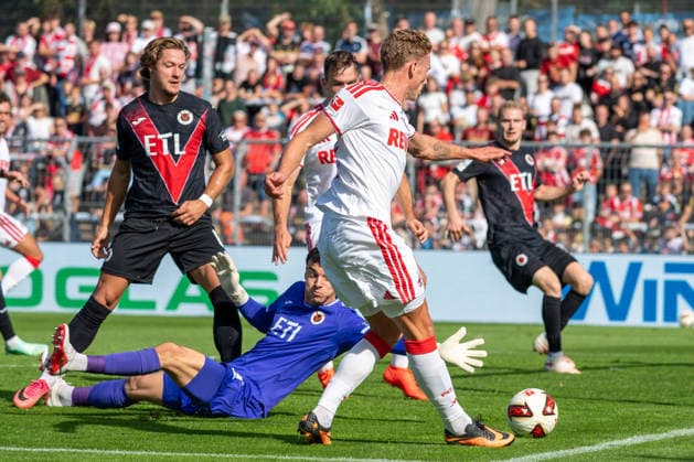 Sebastian Sebulonsen (1 FC Cologne, 28) passes the ball past Arne Schulz (Viktoria Cologne, 01) into the middle. FC Viktoria Cologne vs. FC Hansa Rostock, Soccer, 3rd Division, Matchday 5, 2026–2027 Season, September 11, 2026 DFL DFB regulations prohibit any use of photographs as image sequences and or quasi-video FC Viktoria Cologne vs. FC Hansa Rostock, soccer, 3rd League, Matchday 5, 2026–2027 season, September 11, 2026, Cologne Copyright: xEibner-Pressefoto ThomasxHaeslerx EP_THR
