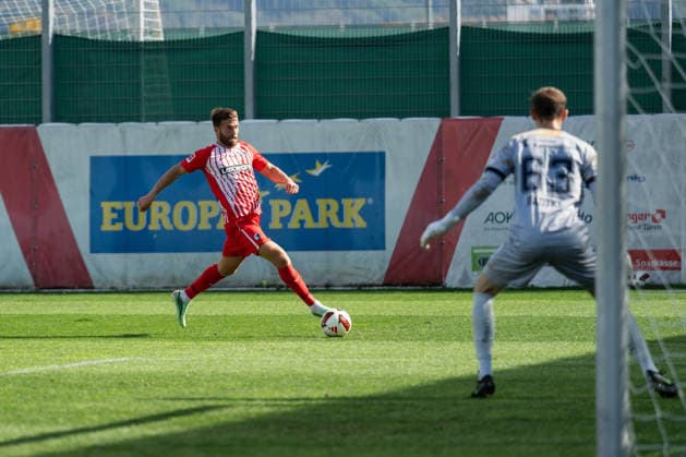 October 3, 2026, xjyhynx, Soccer Friendly, SC Freiburg vs. FC Lucerne, from left: Lucas Höler 9, SC Freiburg dribbling, right: Raphael Radtke 63, FC Lucerne vs. Freiburg
