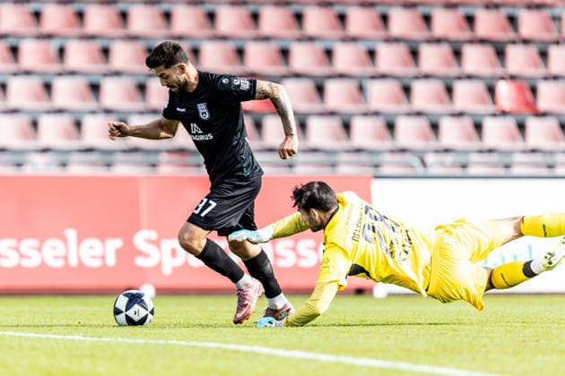 KSV Hessen Kassel vs. SSV Ulm 1846 Soccer, Regionalliga Southwest, Matchday 10, Auestadion Kassel, October 3, 26, photo by Moritz Heinrich, SSV Ulm 1846 Soccer, 37, Eric Oelschlaegel KSV Hessen Kassel, 28 KSV Hessen Kassel vs. SSV Ulm 1846 Soccer, Regionalliga Southwest, Matchday 10, Auestadion Kassel, October 3, 1926; Photo by Lucca Fundel, Kassel Auestadion, Hesse, Germany