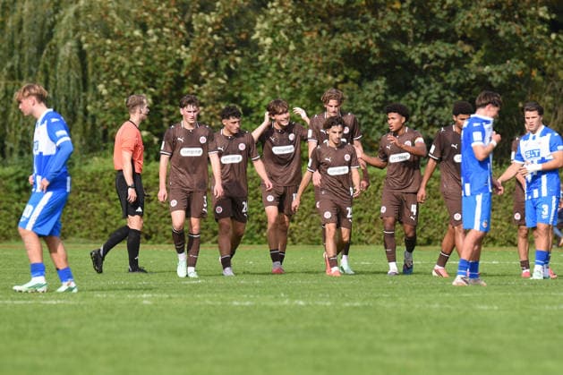 Soccer, 2026–27 Season, U19 Bundesliga Preliminary Round Group A, FC St. Pauli vs. FC Hansa Rostock, Hammer Park Stadium, Hamburg, October 3, 2026, Matchday 9: FCSP players celebrate the opening goal; Rostock players are frustrated. Hamburg, Germany