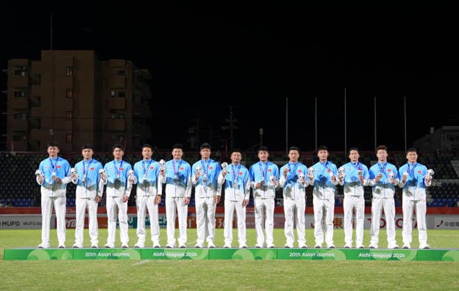 (261003) -- NAGOYA, Oct. 3, 2026 -- Silver medalists Team China pose during the awarding ceremony for the men s rugby sevens at the 20th Asian Games Aichi-Nagoya 2026 in Nagoya, Japan, Oct. 3, 2026. ) (SP)JAPAN-NAGOYA-ASIAN GAMES-RUGBY SEVENS-MEN-FINAL ZhangxHaobo 