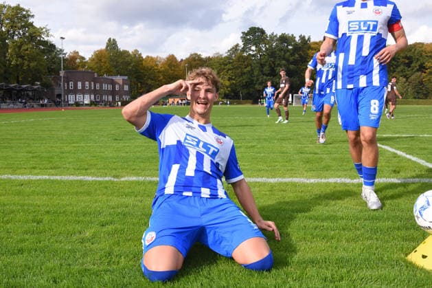 Soccer, 2026–27 Season, U19 Bundesliga Preliminary Round Group A, FC St. Pauli vs. FC Hansa Rostock, Hammer Park Stadium, Hamburg, October 3, 2026, Matchday 9: Jonas Dieckmann (No. 9, FCH) celebrates his penalty kick goal by looking into the camera; Hamburg, Germany