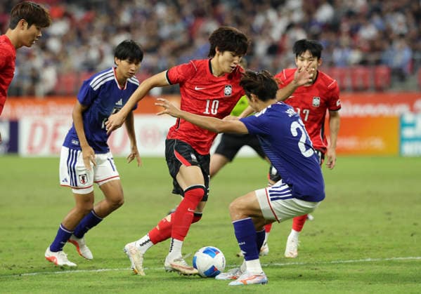 (261003) -- TOYOTA, Oct. 3, 2026 -- Bae Junho (C) of South Korea competes during the men s final match of football between South Korea and Japan at 20th Asian Games Aichi-Nagoya 2026 in Toyota of Aichi Prefecture, Japan, Oct. 3, 2026. ) (SP)JAPAN-TOYOTA-ASIAN GAMES-FOOTBALL-MEN S FINAL-KOR VS JPN JiaxHaocheng 