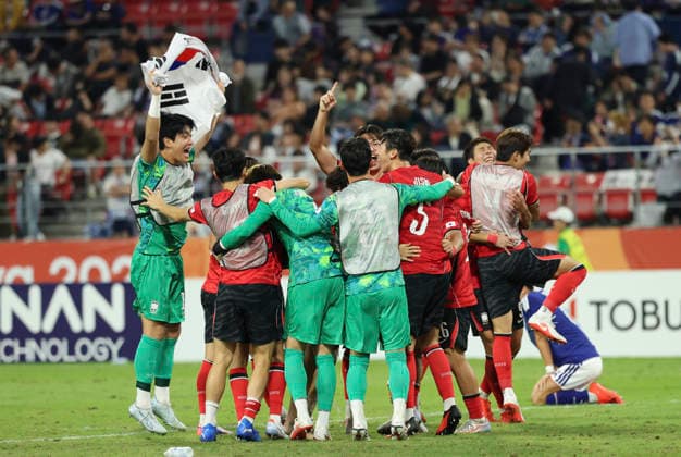 (261003) -- TOYOTA, Oct. 3, 2026 -- Players of South Korea celebrate victory after the men s final match of football between South Korea and Japan at 20th Asian Games Aichi-Nagoya 2026 in Toyota of Aichi Prefecture, Japan, Oct. 3, 2026. ) (SP)JAPAN-TOYOTA-ASIAN GAMES-FOOTBALL-MEN S FINAL-KOR VS JPN JiaxHaocheng 