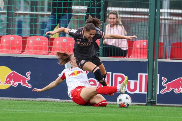 Germany Soccer Google Pixel Women s Bundesliga 2026 2027, Matchday 6: RB Leipzig vs. FSV Mainz 05, RB Leipzig Training Center in Leipzig, tackle between Zenia Mertens (RB Leipzig Women, No. 4) and Vital Zina Kats (FSV Mainz 05 Women, No. 1), 30 Copyright: xLucasxWalterx